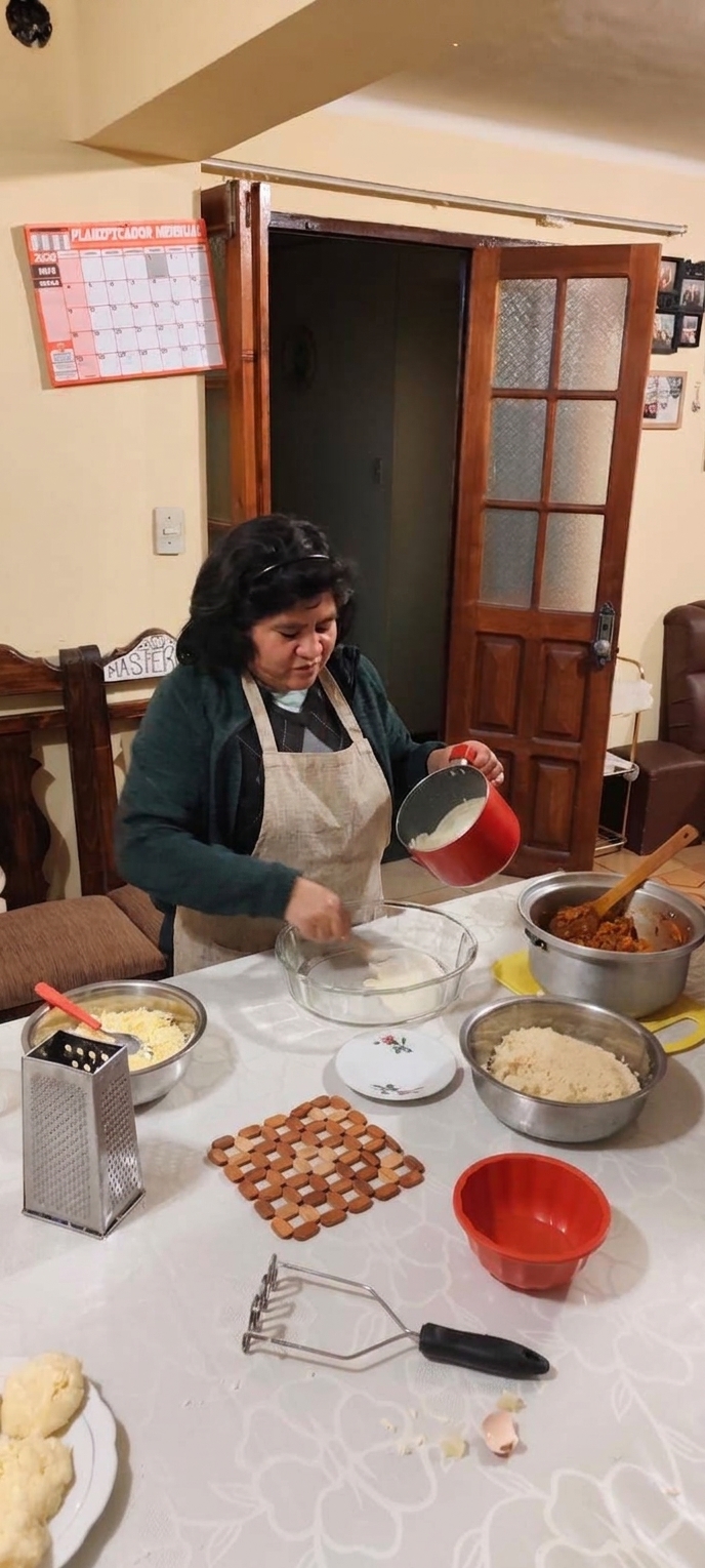 Doña Marlene cocinando comida boliviana tradicional en su cocina de Sucre