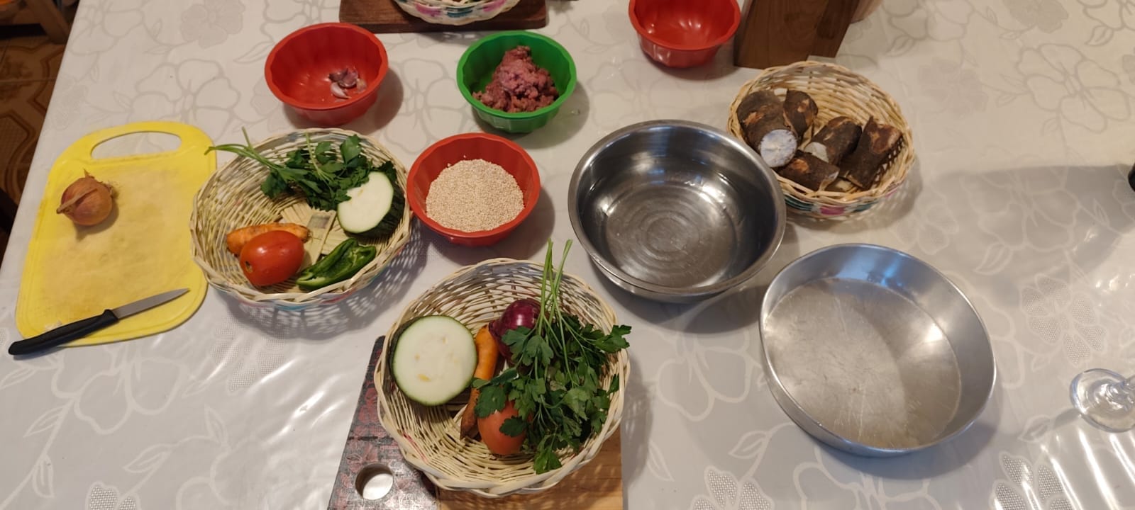 Mesa lista con platos bolivianos tradicionales preparados en clase