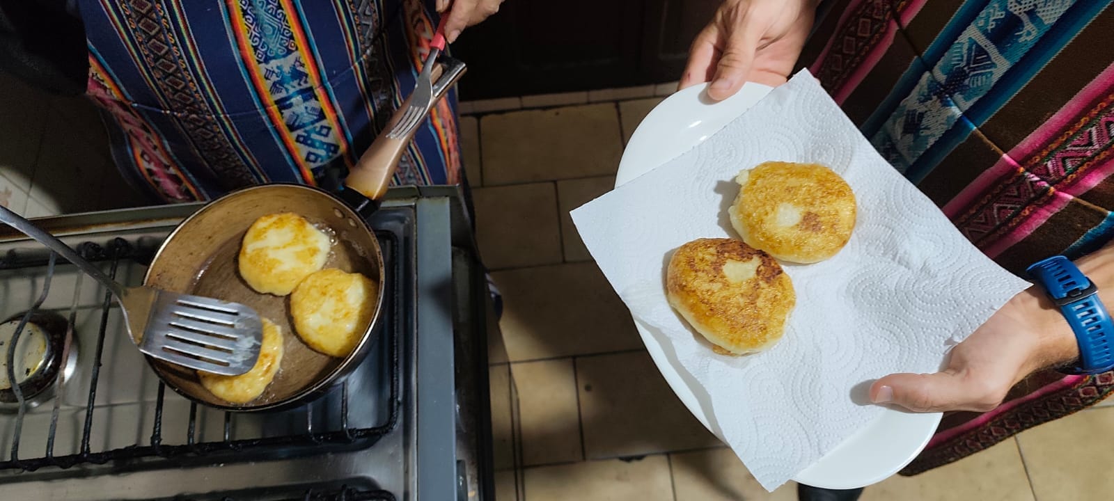 Papas rellenas bolivianas preparadas en clase de cocina con Doña Marlene